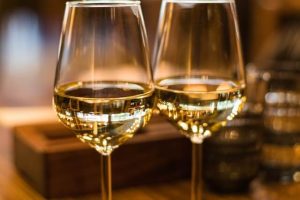 Vino blanco, copa de vino.