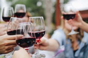 beneficios tomar una copa de vino tinto diario
